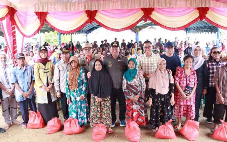Pemprov Kalteng Berikan 3.000 Paket Sembako Bantu Warga Barito Timur