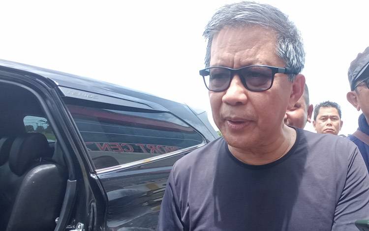 Rocky Gerung saat diwawancarai usai kegiatan Diskusi Terbuka "Kolaborasi Akal Sehat Untuk Mewujudkan Kesejahteraan Rakyat" di GOR Pangeran Ratu Alamsyah, Kelurahan Madurejo, Kecamatan Arsel, Pangkalan Bun, Kabupaten Kobar, Sabtu, 3 Februari 2024