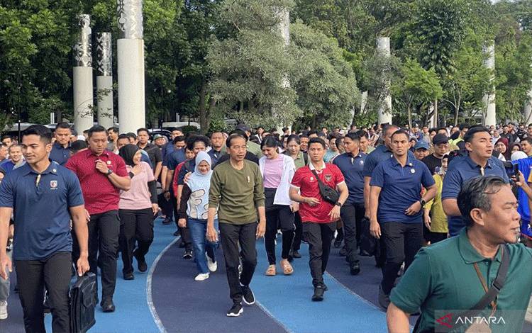 Jokowi Berolahraga di Gasibu Bandung Sambil Menyapa Masyarakat