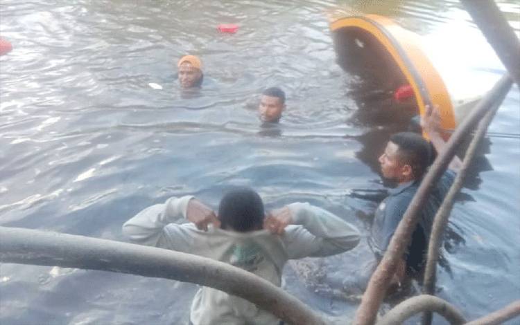 Perahu motor yang ditumpanginya komisioner KPU Mamberamo Raya, Sabtu sore (3/2) terbalik di sekitar kampung Poiwai Distrik Sawai, akibat naik ke atas akar pohon bakau. ANTARA/HO/Polres Mamberamo Raya.