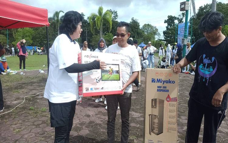 Jalan Sehat dan Deklarasi Pemilu Damai 2024 di Bundaran Rusa Nanga Bulik