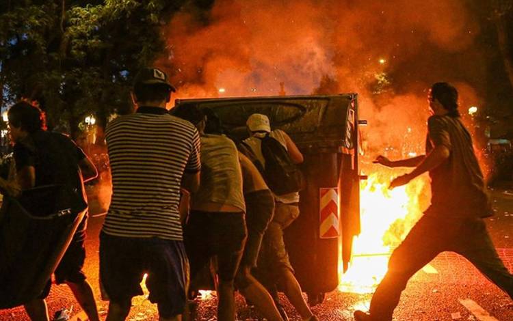Bentrokan terjadi antara pengunjuk rasa dan aparat keamanan di Buenos Aires, Argentina, pada 3 Februari 2024. (Anadolu)