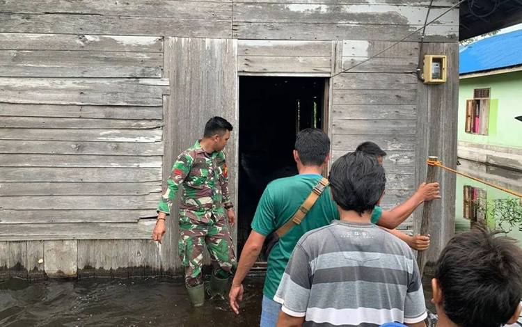 Anggota Koramil Kapuas Murung Monitoring Kondisi Banjir di Palangkau Lama?