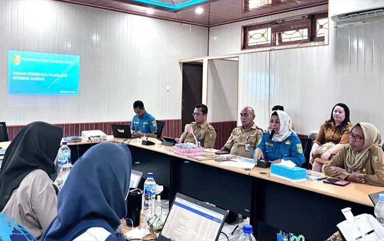 Pemaparan LKPD di BPPRD Palangka Raya kepada tim BPK RI Perwakilan Kalteng. (FOTO: HUMAS)