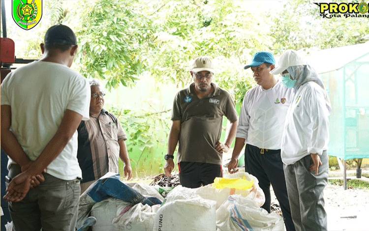 Pj Wali Kota Palangka Raya, Hera Nugrahayu saat meninjau Pusat PDU Sampah di Kelurahan Panarung. (FOTO: PROKOM)