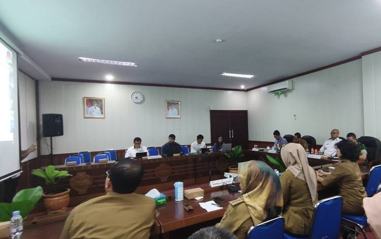 Peserta rakor Pemprov Kalteng di Ruang Rapat Bajakah, Senin, 5 Februari 2024. (FOTO: HERMAWAN)