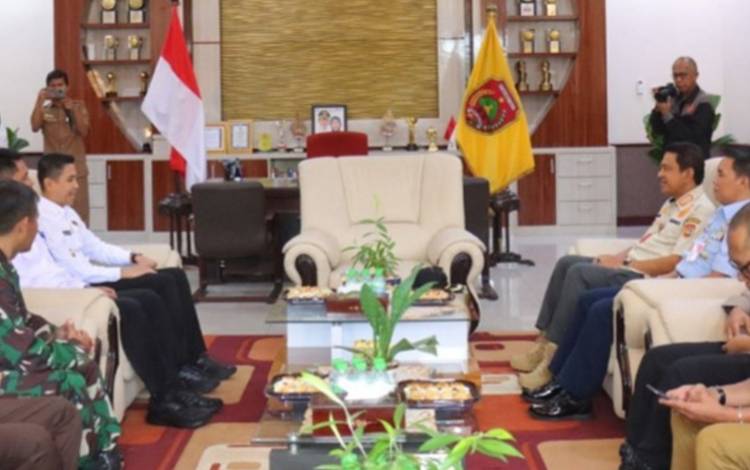 Kepala BNNP Kalteng Brigjen Pol. Dr. Joko Setiono (kiri atas) saat kunker bersama Pj Bupati Kobar Budi Santosa. (FOTO: ISTIMEWA)