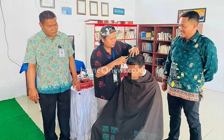 LPKA Palangka Raya Gelar Program Barbershop untuk Anak Binaan