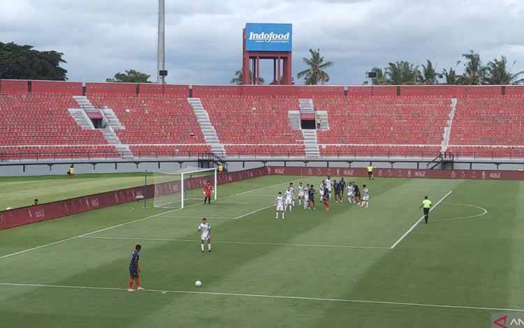 Pemain Arema FC Dedik Setiawan bersiap melakukan tendangan ke gawang PSIS Semarang pada laga ke-24 Liga 1 Indonesia 2023/2024 di Stadion Kapten I Wayan Dipta, Kabupaten Gianyar, Bali, Senin (5/2/2024) ANTARA/Dewa Ketut Sudiarta Wiguna