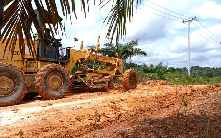 Dinas PUPR Barito Utara Perbaiki Jalan untuk Kelancaran Distribusi Logistik Pemilu 2024
