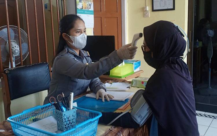 Perawat Klinik Barigas Rutan Kapuas Periksa Kesehatan WBP?