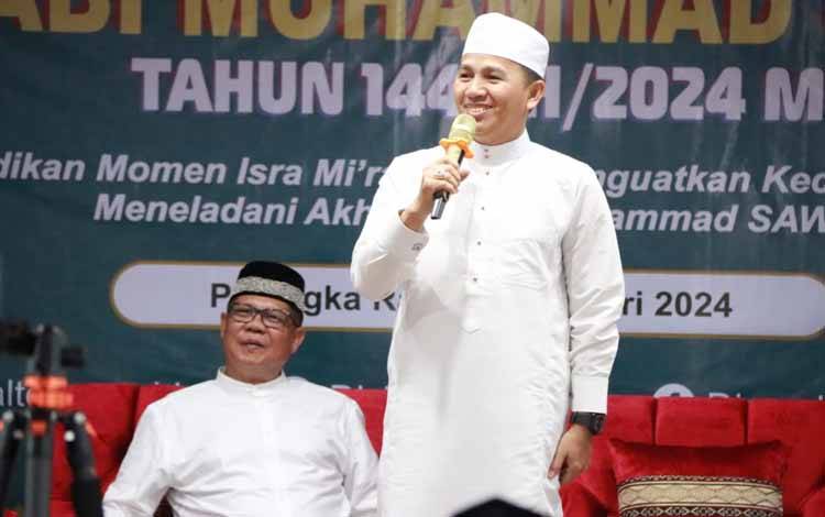Ustaz Al Ghifari saat menyampaikan tausiahnya pada Peringatan Isra Mi`raj Nabi Muhammad SAW Tahun 1445 H/2024 M di Aula Dislutkan Provinsi Kalteng. (FOTO: IST)