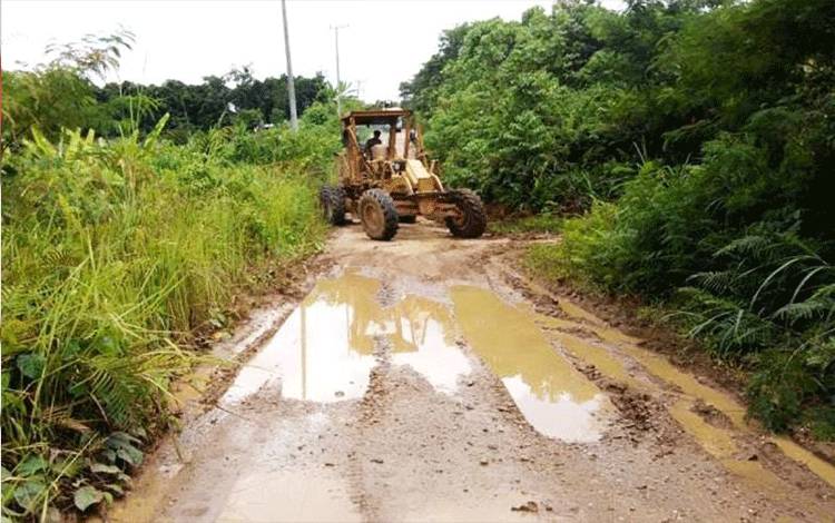 Dinas PUPR Barito Utara Lanjutkan Penanganan Jalan Rusak