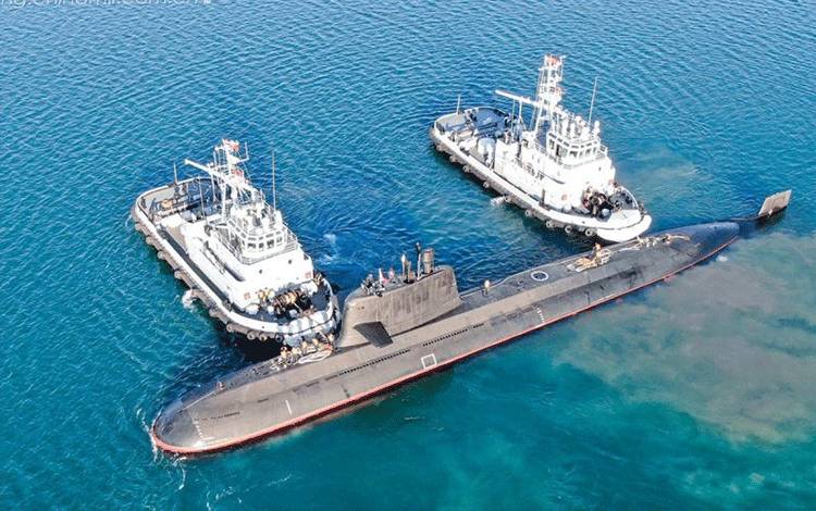 Arsip - Dua kapal tandu membantu kapal selam milik Komando Armada Utara Tentara Pembebasan Rakyat China (PLA) saat doking di pangkalannya pada Januari 2023. (ANTARA/China Military.)