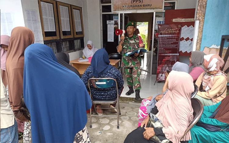 Koramil 01/Arsel Dampingi Penyaluran Bantuan Beras Pemerintah