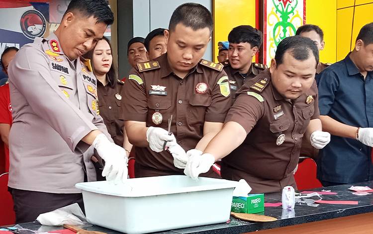 Polres Kotim Musnahkan Ratusan Gram Sabu dan Ganja