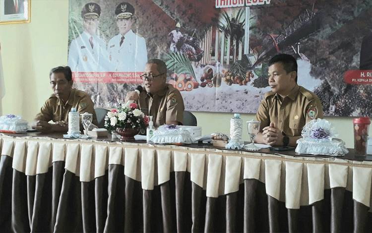 Kabid Lohsar?Disbun Kalteng,?Achmad Sugianor pimpin Rapat Penetapan Harga TBS Kelapa Sawit Periode II Januari 2024. (FOTO: IST)