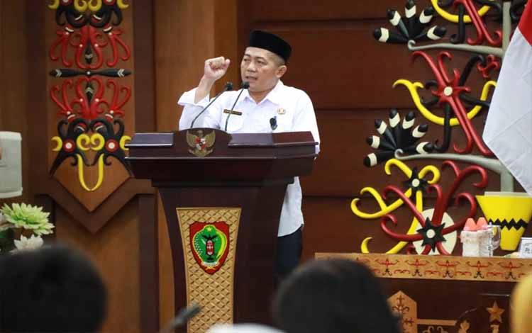 Plt Kepala Biro Kesra Setda Prov Kalteng Ahmad Pahruka saat kegiatan pembinaan pemuda remaja antar agama Provinsi Kalteng di Aula Eka Hapakat Kantor Gubernur Kalteng. (FOTO:ASEP)