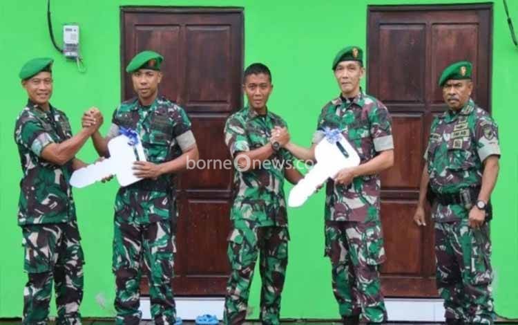 Dandim Kuala Kapuas Serahkan Kunci Rumah Dinas Baru kepada Prajurit