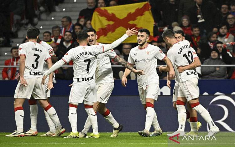 Penyerang Athletic Bilbao Alex Berenguer (nomor tujuh) merayakan gol yang dicetaknya ke gawang Atletico Madrid pada semifinal leg pertama Piala Raja di Stadion Metropolitano, Madrid, Selasa (7/2/2024). (ANTARA/AFP/JAVIER SORIANO)