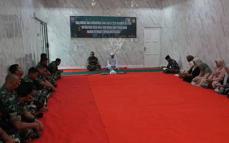 Suasana saat Kodim 1011 Kuala Kapuas menggelar peringatan Isra Mikraj Nabi Muhammad SAW 1445 H/2024 M, bertempat di ruang kehormatan Pandawa Sakti Mako Kodim setempat. (FOTO: IST)