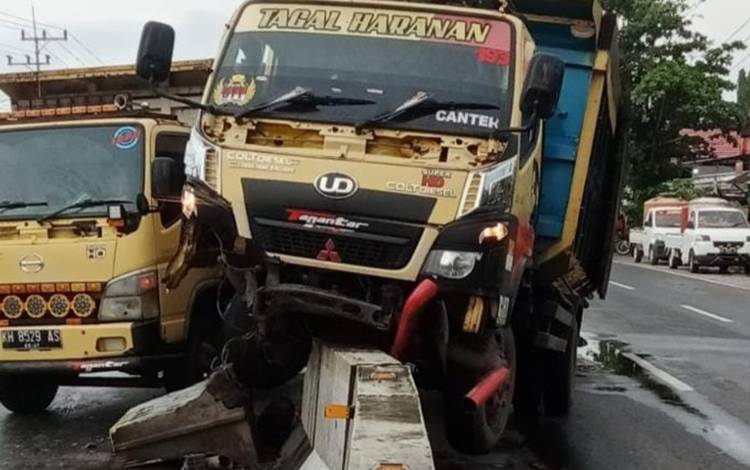 Dump Truk Tabrak Pembatas Jalan Tjilik Riwut Kilometer 7 Palangka Raya