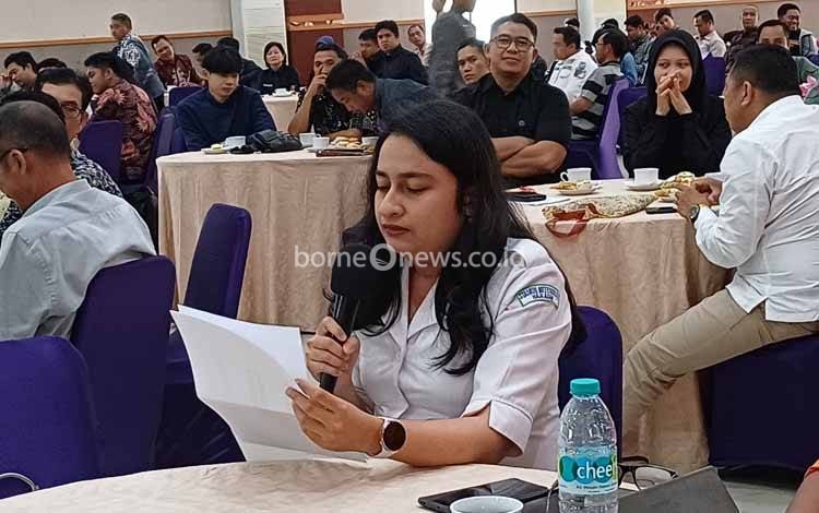 Prakirawan BMKG Stasiun Meteorologi H Asan Kotim Nadine Ayasha, Kamis, 8 Februari 2024. (FOTO: DEWIP)