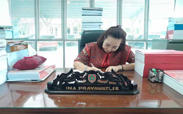 Anggota DPRD Kalteng Ina Prayawati? (Foto: MARINI)