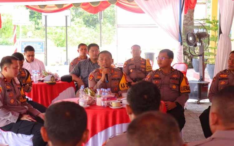 Kapolres Kobar Imbau Personel Polsek Kumai Bantu Masyarakat dengan Maksimal