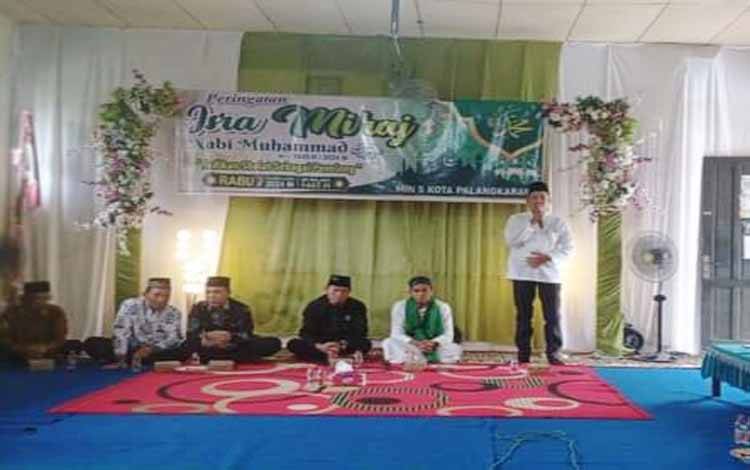 Tema Jadikan Salat Sebagai Penolong Dikupas dalam Peringatan Isra Mikraj MIN 5 Palangka Raya