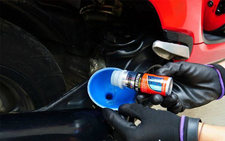 Ilustrasi: memberikan perawatan menyeluruh kepada motor metik. (ANTARA/Autchem Industry