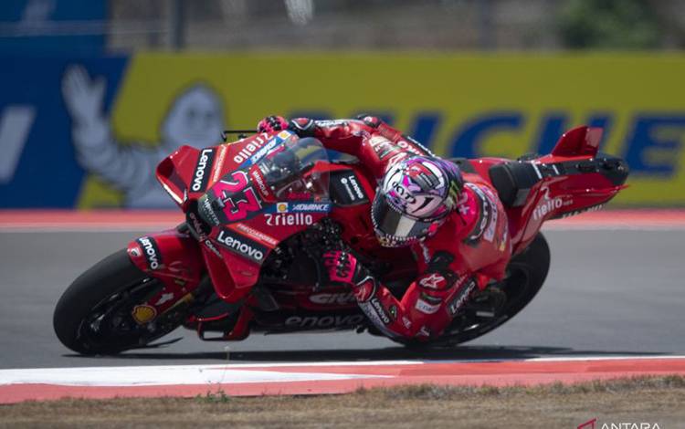 Pembalap Ducati Lenovo Team Enea Bastianini memacu kecepatan pada sesi latihan bebas 1 MotoGP di Pertamina Mandalika International Street Circuit, Lombok Tengah, NTB, Jumat (13/10/2023). ANTARA FOTO/Wahyu Putro A/Spt.