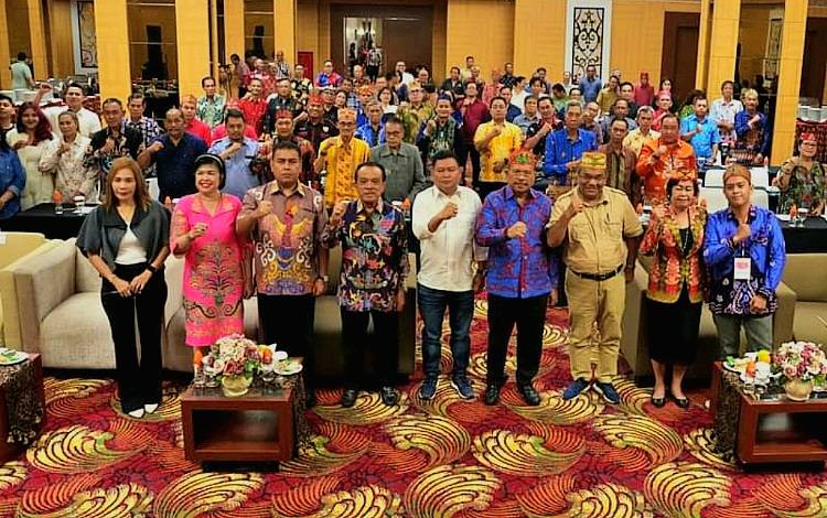 Wakil Ketua I DPRD Kalteng, Abdul Razak (empat dari kiri di depan) ketika menghadiri pertemuan akbar KWD Dusmala se-Kalteng di Palangka Raya pada Jumat kemarin, 9 Februari 2024. (FOTO: DPRD KALTENG)