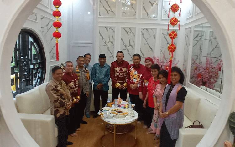 Momen Perayaan Imlek, Pj Bupati Kobar dan Forkopimda Kunjungi Kediaman Tokoh Tionghoa