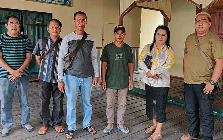 Lurah Langkai Sriwanti saat mengecek kondisi lokasi TPS 08. (Foto : Pathur)