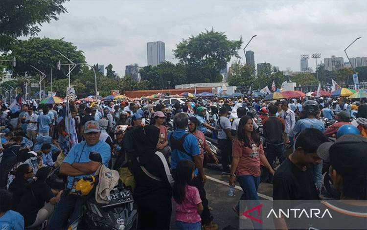 Massa Pendukung Prabowo-Gibran Tertahan di Gerbang Masuk GBK