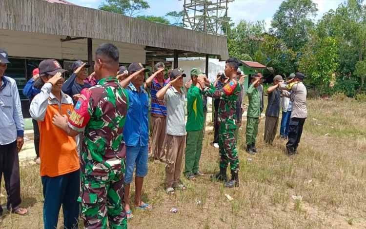 Personel Koramil Selat Berikan Pelatihan Kepada Linmas