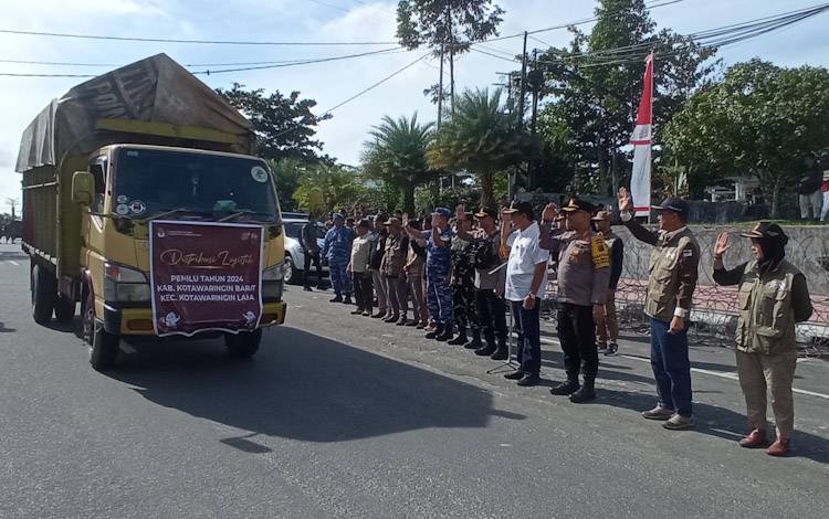 Prosesi pelepasan rombongan kendaraan pengangkut logistik Pemilu 2024 yang mulai didistribusikan Minggu, 11 Februari 2024 dari depan Kantor KPU Kobar