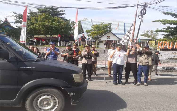 Pj Bupati Kobar Lepas Distribusi Logistik Pemilu 2024