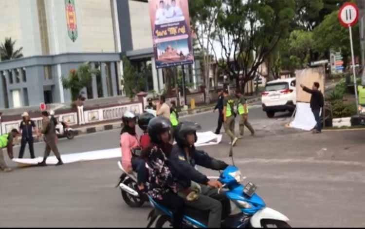 KPU Palangka Raya Gelar Pembersihan APK Jelang Masa Tenang