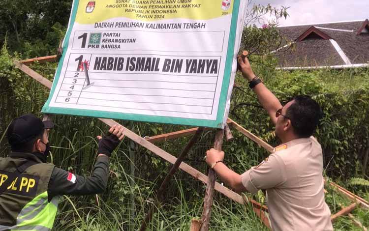 Tim Gabungan Pemko Palangka Raya Ikut Bersihkan APK di Tiga Kecamatan