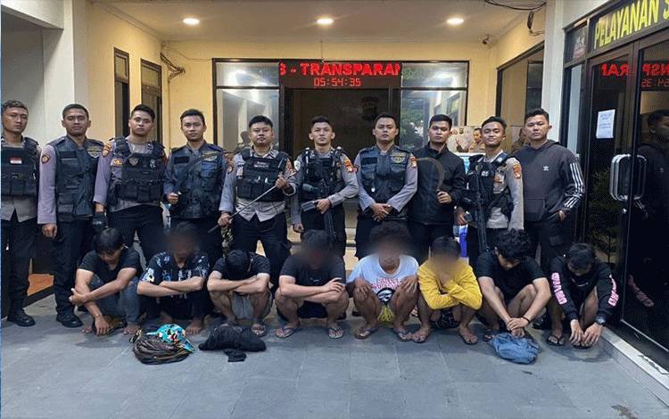 Polisi Tangkap Delapan Remaja Bersenjata Tajam yang Hendak Tawuran