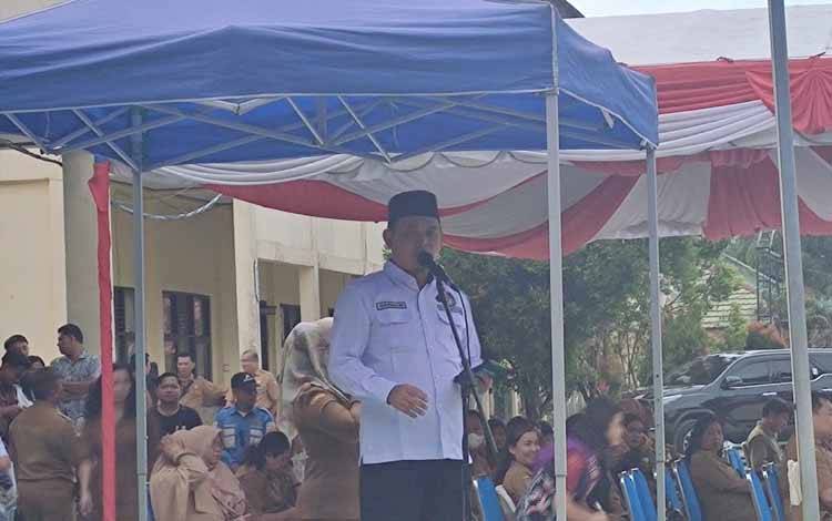 Komisioner KPU Kalteng, Harmain saat memberikan sosialisasi di SMAN 2 Palangka Raya, Senin, 12 Februari 2024. (FOTO: HERMAWAN)
