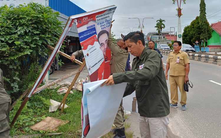 Bawaslu Kotim Tertibkan APK pada Masa Tenang Pemilu 2024