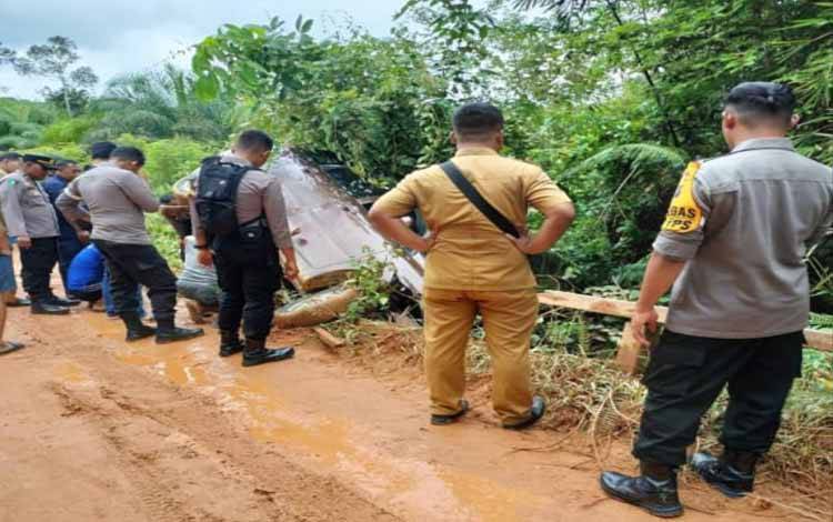 Mobil pengawal Pemilu yang terbalik di Desa Sei Pasang, Kecamatan Antang Kalang, Kabupaten Kotim. (FOTO: IST)