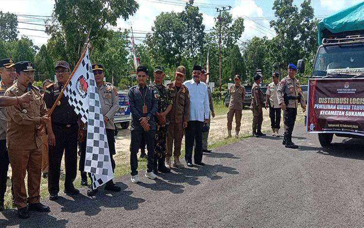 Pejabat Polres Sukamara, Kaspinor melepas secara resmi lepeas pendistribusian logistik Pemilu 2024 diwilayah Kabupaten Sukamara, Senin, 12 Februari 2024. (FOTO: NORHASANAH)