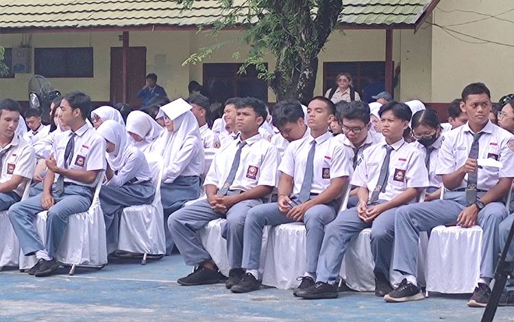 Pelajar tingkat SMA sederajat saat ikrar peningkatan parsipasi di SMAN 2 Palangka Raya, Senin, 12 Februari 2024. (FOTO: HERMAWAN)