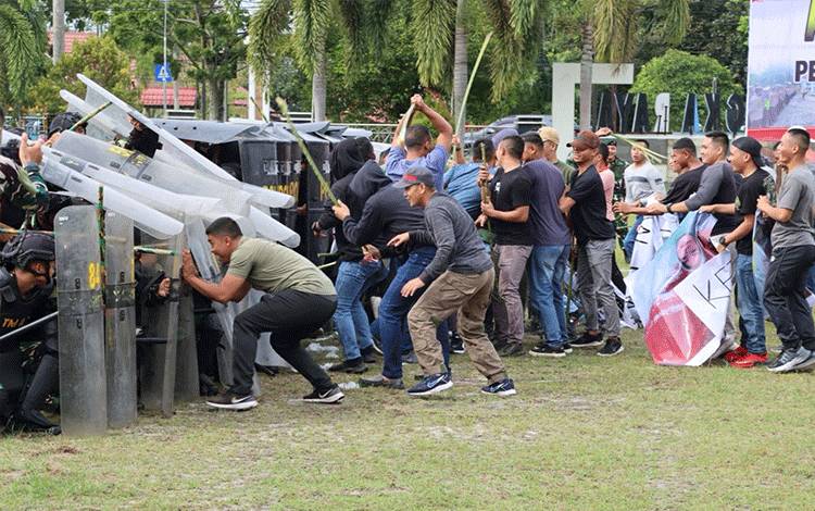 Simulasi penanganan massa Satgas OMB Palangka Raya di Halaman Kantor Wali Kota Palangka Raya (Foto : IST)