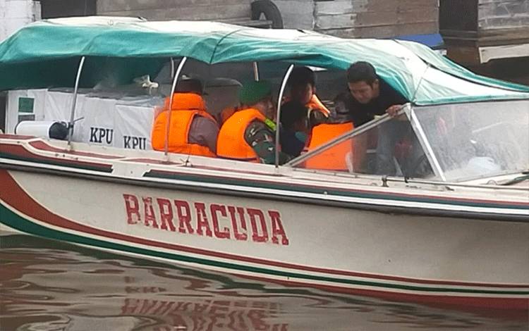 Babinsa Sungai Cabang Kawal Pendistribusian Logistik Pemilu Jalur Air