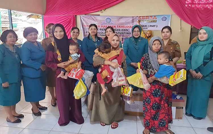 PKK Barito Timur Berikan Makanan Tambahan Balita di Desa Matabu